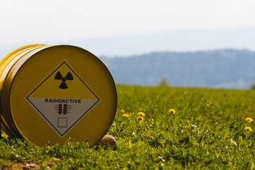 gefährliche Atomfässer in der Landschaft