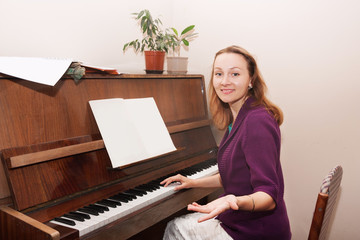 woman learns to play the piano