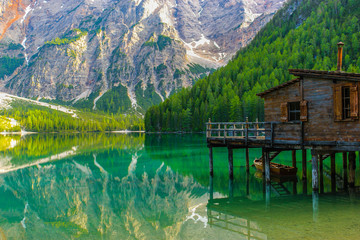 Riflessi sull'acqua del Lago di Braies, Alpi Italiane