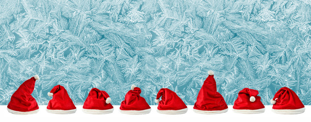 9 Zipfelmützen auf eisigem Hintergrund