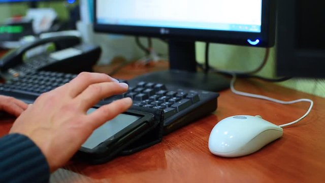 Typing on a virtual keyboard of tablet pc