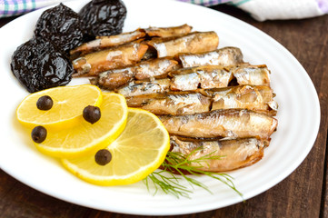 Fragrant Golden smoked small fish capelin (