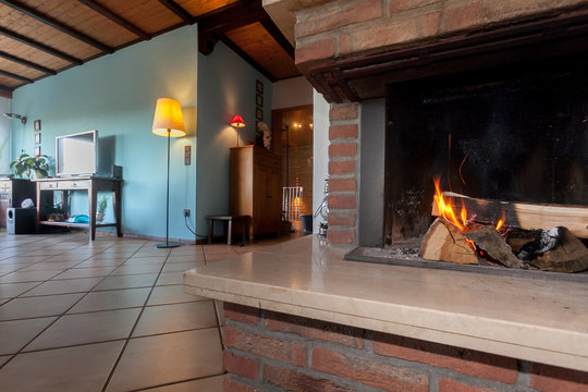 Kamin mit Feuer