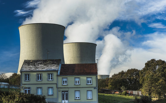 Chimeneas de planta termonuclear detr&aacute;s de una casa