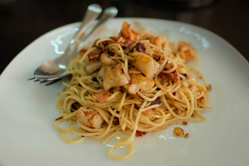SHRIMP SPAGHETTI WITH DRIED CHILLY
Stir fried spaghetti with shrimp, bacon, garlic and dried chilly, an easy dish for lunch of dinner. 