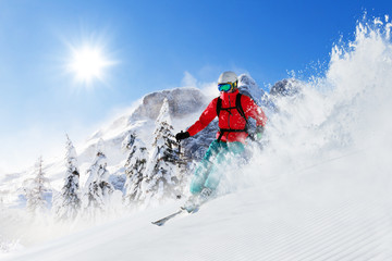 Skieur freeride sur piste en descente