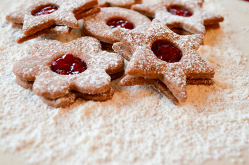 Runde und sternförmige Weihnachts-Plätzchen - Spitzbuben