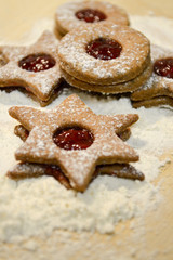 Runde und sternförmige Weihnachts-Plätzchen - Spitzbuben 3