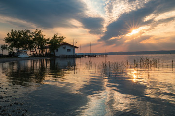 Sonnenuntergang spiegelt sich im See