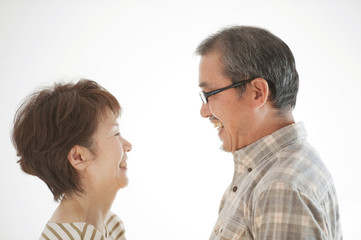 見つめ合うシニア夫婦
