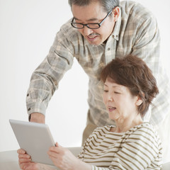 Obraz premium タブレットPCの画面を見るシニア夫婦