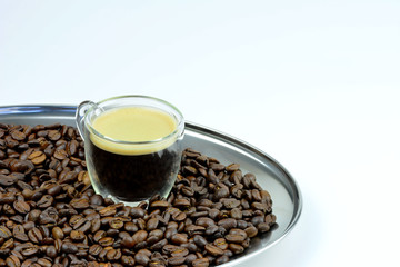 Kaffeekarte - Espresso mit Kaffeebohnen am Serviertablett vor weißem Hintergrund mit Textfreiraum