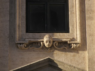 Fregio di faccia femminile
