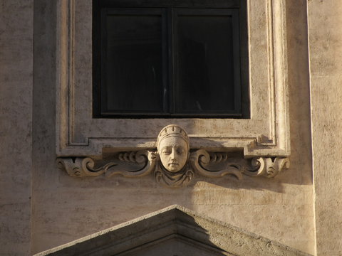 Fregio di faccia femminile