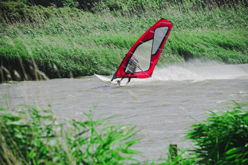 Windsurfer/Mann fährt Halse mit einem Surfbrett