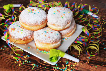 Konfetti, Luftschlangen und Krapfen für Fasching, Party oder Kindergeburtstag
