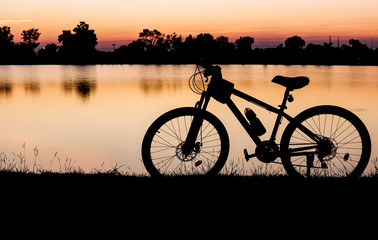 Fototapeta premium Silhouette bicycle on sunset background