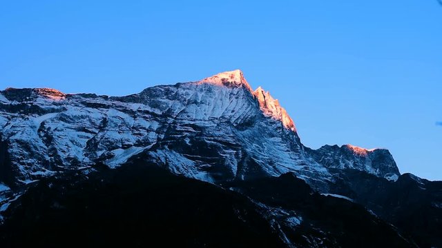 Himalaya morning sun lighten a mountain peak timelapse