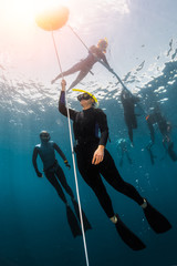 Free diver training to ascend along the rope