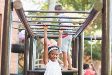 Obraz premium Schoolgirl hanging on monkey rack