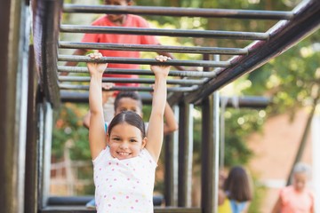 Obraz premium Schoolgirl hanging on monkey rack