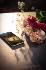 Obraz premium Roses and smartphone on the table