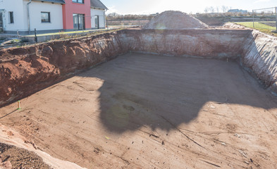 Baugrube mit Fundamenteckpunkten