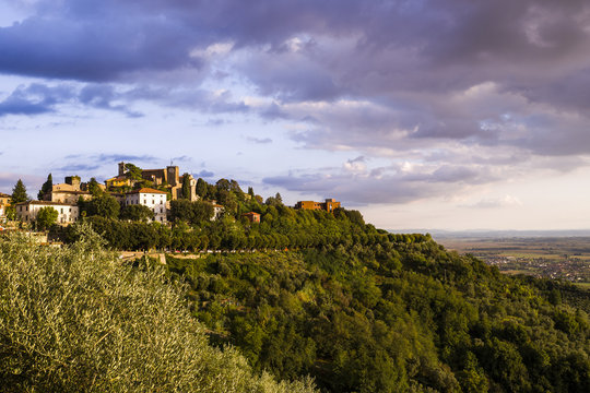 Vista panoramica di Montecatini Alto durante un tramonto con nuvole