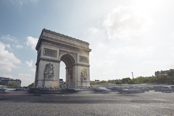 Fototapeta premium Traffic around Arc de Triomphe - Paris