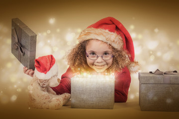 Mädchen mit Weihnachtsgeschenken