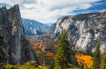 View of the valley of Yosemite National Park, USA - Powered by Adobe