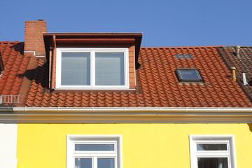 Dach, Dachfenster, Gelbes Wohnhaus