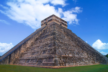 Fototapeta na wymiar Chichen Itza Kukulkan Pyramid (El Castillo)