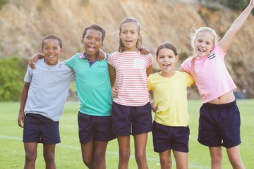 Obraz premium School kids standing with arms around