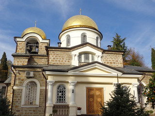Fototapeta na wymiar Храм Преображения Господня в Сочи, православная церковь на фоне голубого неба