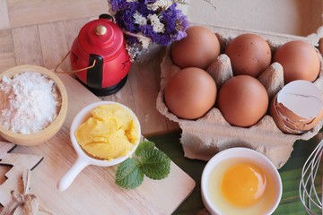 Making egg tart is delicious and egg.