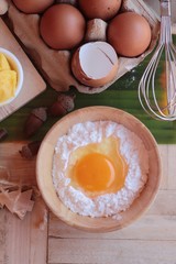 Making egg tart is delicious and egg.