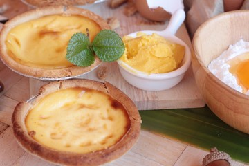 Making egg tart is delicious and egg.