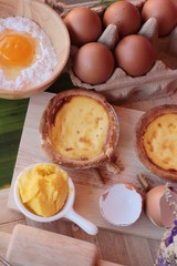 Making egg tart is delicious and egg.