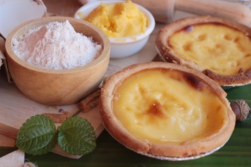 Making egg tart is delicious and egg.