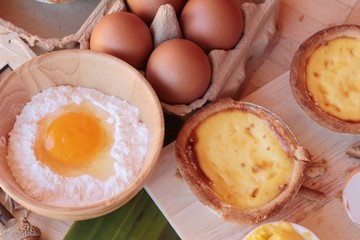Making egg tart is delicious and egg.