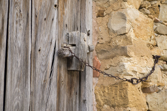 picaporte de madera en puerta antigua