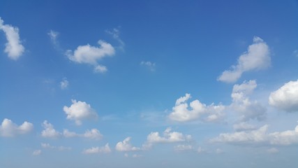 Obraz premium Blue sky and scatter white clouds.