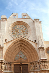 Fototapeta na wymiar Façade gothique et portail roman de la cathédrale Saint Thècle, Tarragone, Catalogne, Espagne