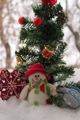 новый год , нарядная ель ,снеговик игрушка в красной шляпе
