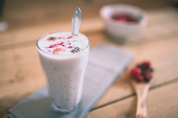 Gesunde Ernährung Beeren Milch Shake in Glas, Superfood auf Tis