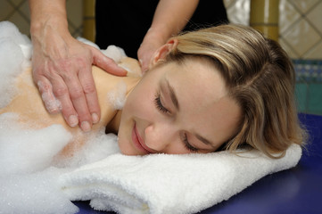 Junge Frau genießt eine Seifenschaum-Massage in einem Hamam © C. Strom