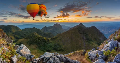 Foto op Plexiglas Colorful hot air balloons flying over on Doi Luang Chiang Dao © Southtownboy Studio