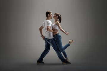 Obraz na płótnie Canvas couple dancing social danse