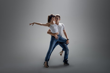 couple dancing social danse